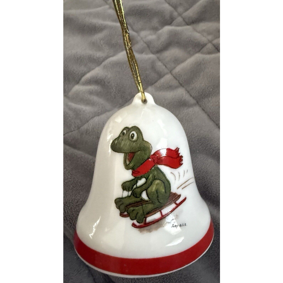 Vintage 1976 Enesco Bell Frog Sledding Suzy’s Zoo Winter Holiday Christmas Ornam - Picture 1 of 7